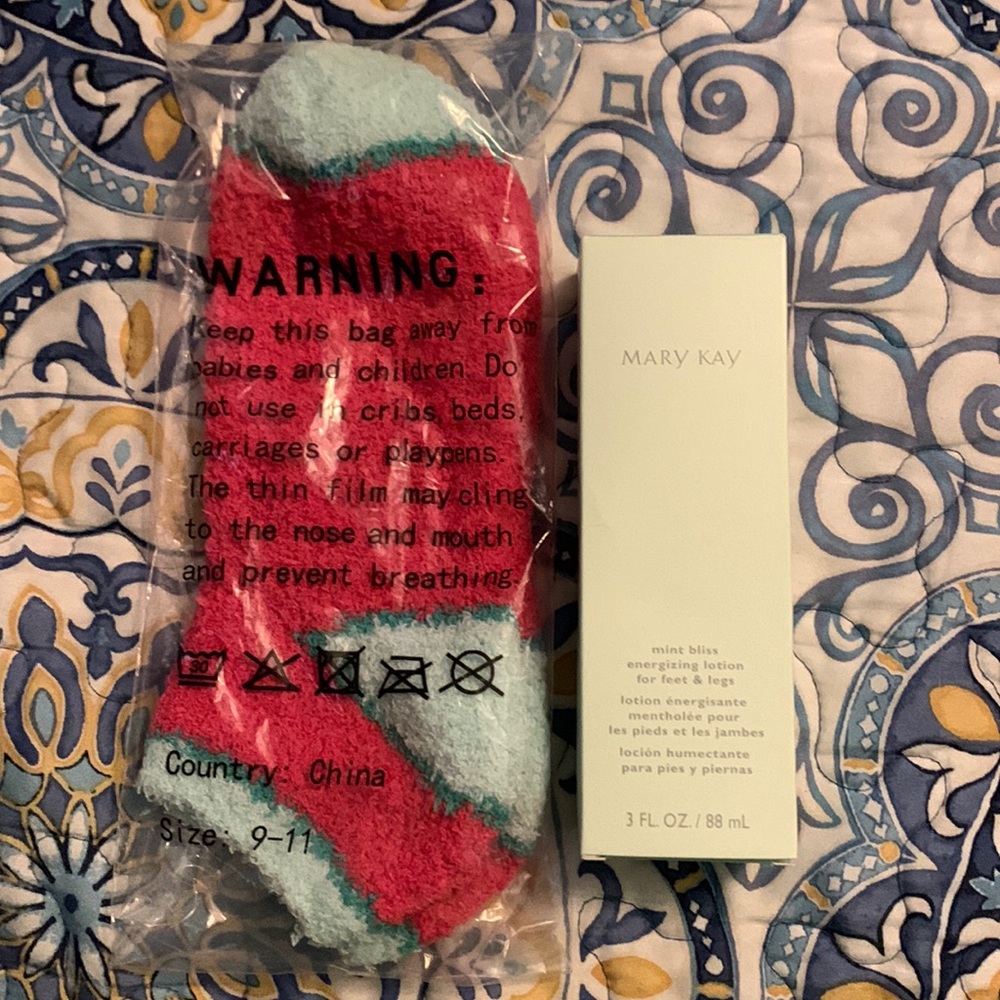 BNIB Mint bliss energizing lotion for feet and legs & a pair of soft fuzzy socks
